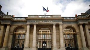 فضيحة تهز فرنسا.. مسؤول حكومي يستغل مقابلات العمل لإذلال النساء